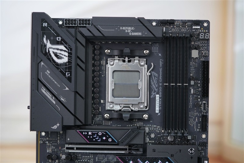 甚至还略强于顶级X870E主板!华硕ROG STRIX B850-E GAMING WIFI评测