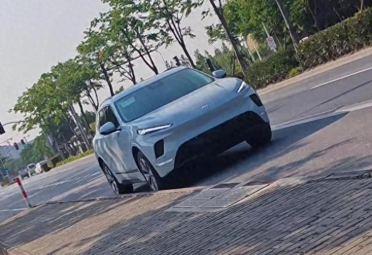 换装封闭式前脸,最大续航620KM/支持3C快充,新款别克E5实车现身