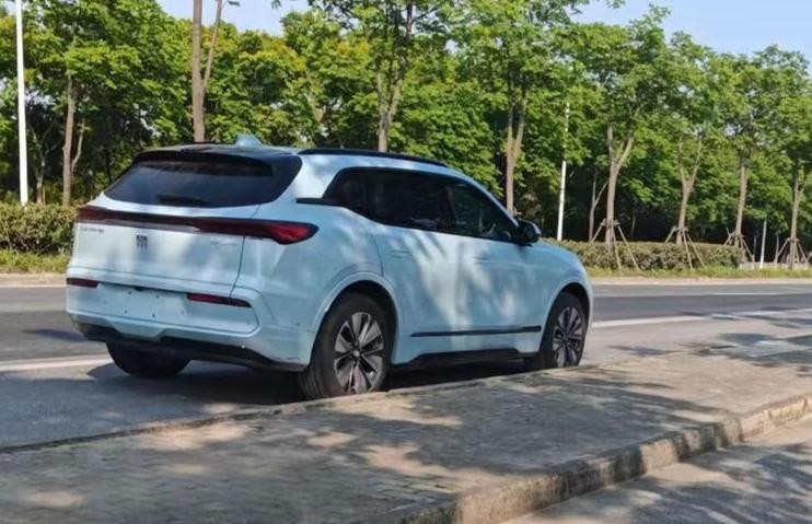 换装封闭式前脸,最大续航620KM/支持3C快充,新款别克E5实车现身